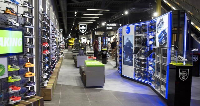 JD Sports Amsterdam nieuw met loopband van magazijn naar winkel